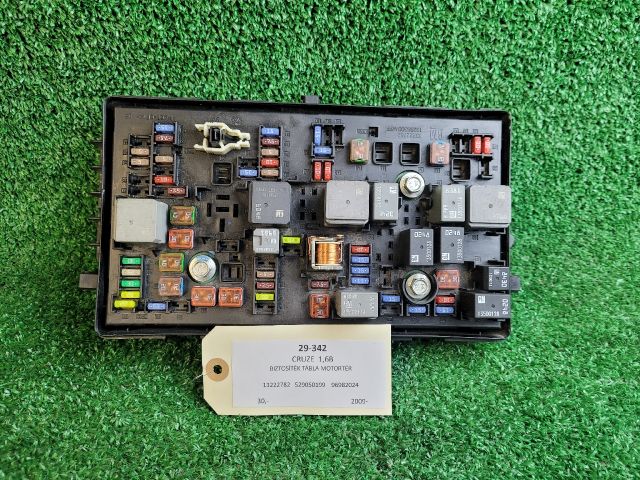 bontott CHEVROLET CRUZE Biztosítéktábla Motortér