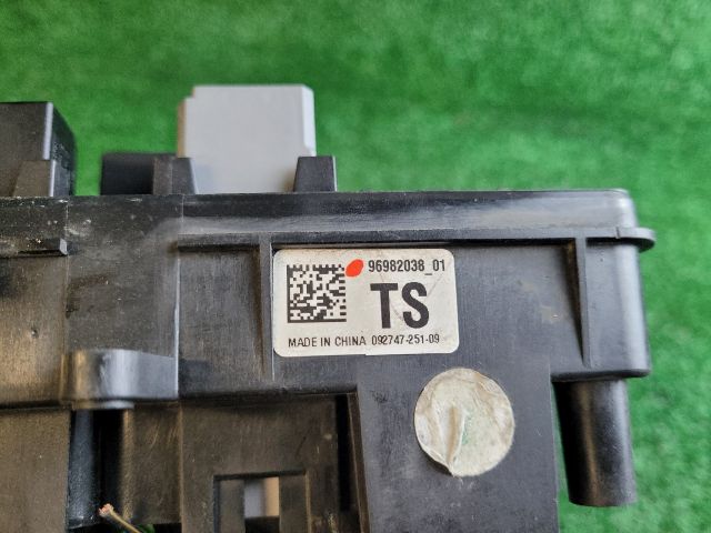 bontott CHEVROLET CRUZE Biztosítéktábla Motortér