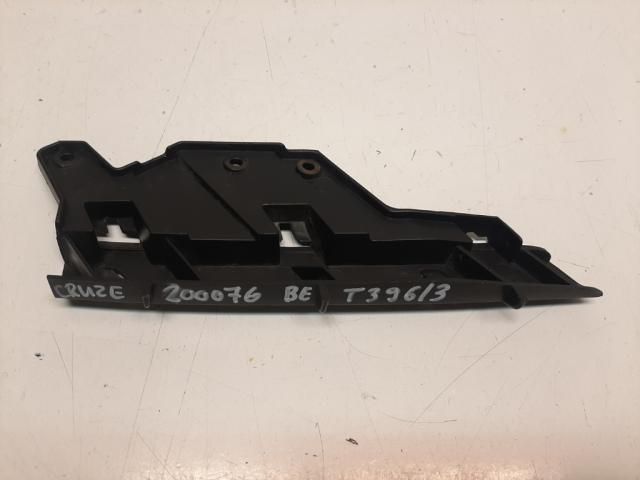 bontott CHEVROLET CRUZE Bal első Lökhárító Tartó (Műanyag)