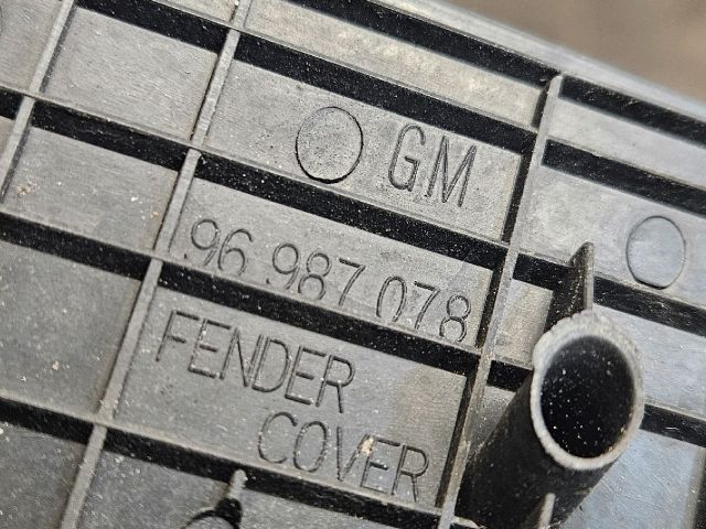 bontott CHEVROLET CRUZE Jobb Sárvédő Csavar Burkolat