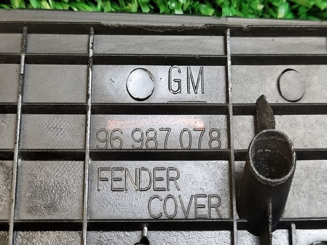 bontott CHEVROLET CRUZE Jobb Sárvédő Csavar Burkolat