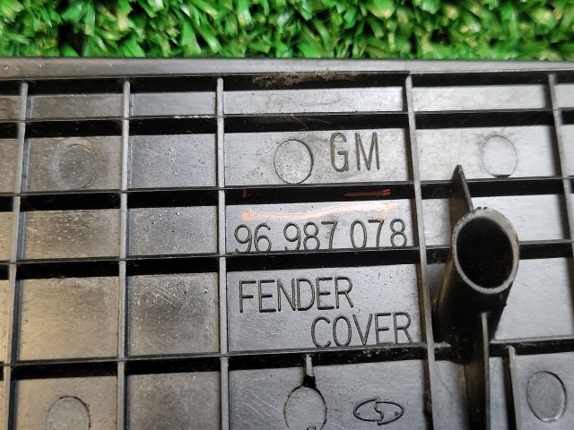 bontott CHEVROLET CRUZE Jobb Sárvédő Csavar Burkolat