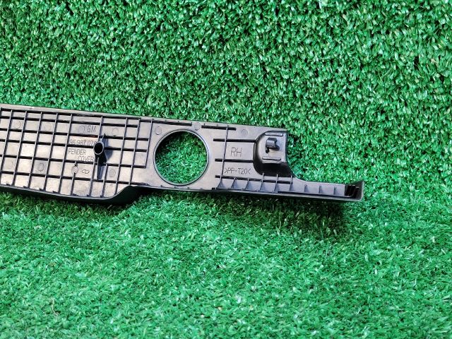 bontott CHEVROLET CRUZE Jobb Sárvédő Csavar Burkolat