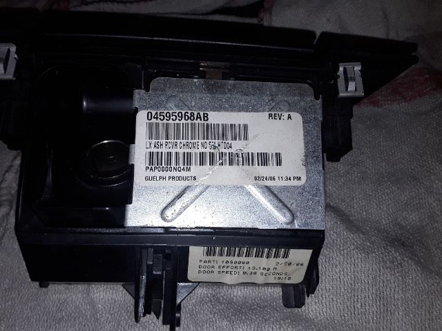 bontott CHRYSLER 300 Első Hamutartó