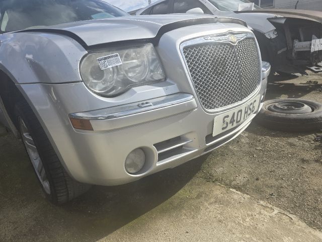 bontott CHRYSLER 300 Első Lökhárító (Részeivel)