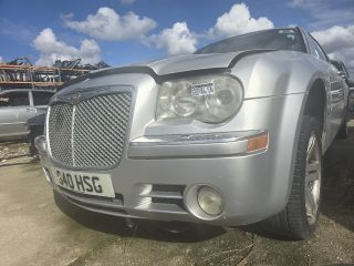 bontott CHRYSLER 300 Első Lökhárító (Részeivel)