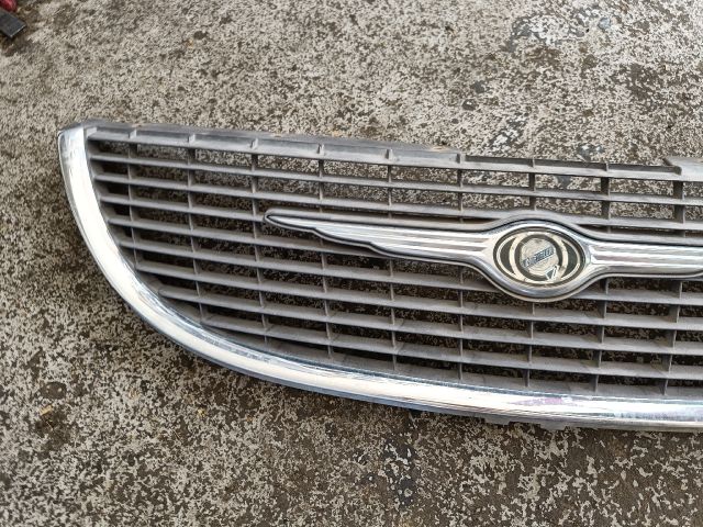 bontott CHRYSLER GRAND VOYAGER Hűtőrács