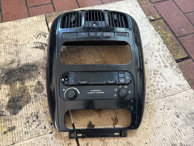 bontott CHRYSLER VOYAGER Középkonzol Keret