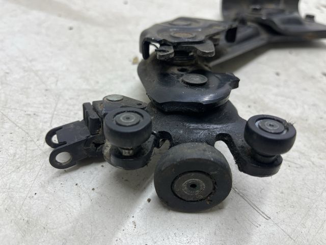 bontott CHRYSLER VOYAGER Tolóajtó Sín Görgő