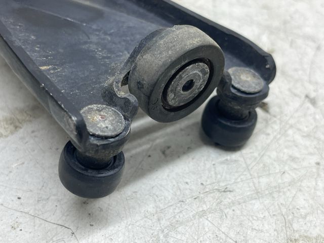 bontott CHRYSLER VOYAGER Tolóajtó Sín Görgő