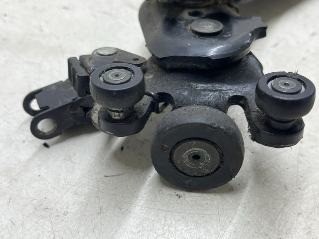 bontott CHRYSLER VOYAGER Tolóajtó Sín Görgő