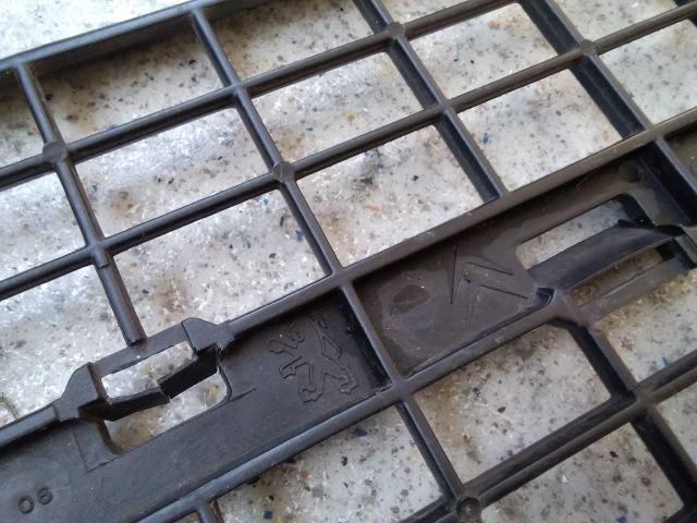 bontott CITROËN BERLINGO Első Lökhárító Alsó Középső Díszrács