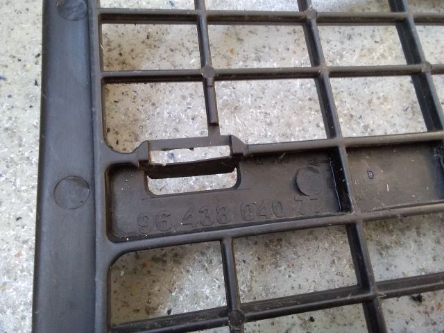 bontott CITROËN BERLINGO Első Lökhárító Alsó Középső Díszrács