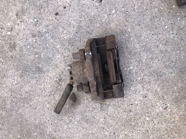 bontott CITROËN BERLINGO II Bal első Féknyereg Munkahengerrel