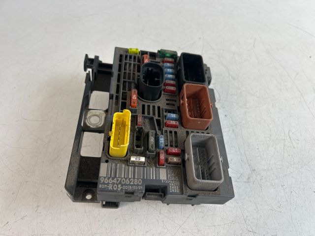 bontott CITROËN BERLINGO II Biztosítéktábla Motortér