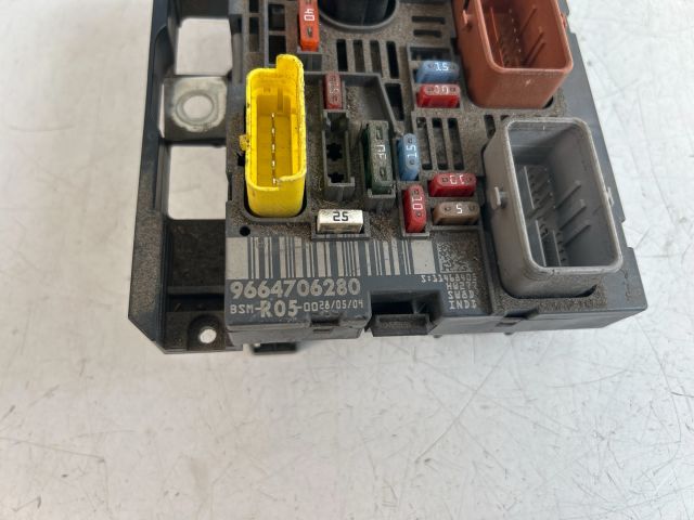 bontott CITROËN BERLINGO II Biztosítéktábla Motortér