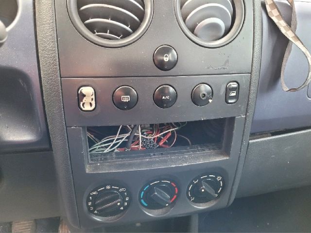 bontott CITROËN BERLINGO Jobb első Dobbetét (Kerékjárati, Műanyag)