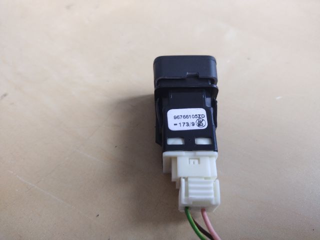 bontott CITROËN C-ELYSEE Csomagtérajtó Kapcsoló