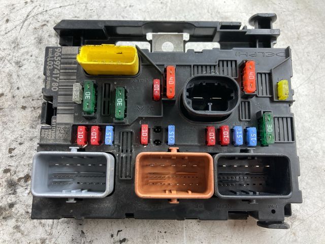 bontott CITROËN C2 Biztosítéktábla Doboz