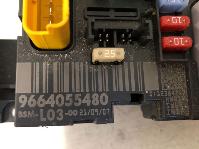 bontott CITROËN C3 Biztosítéktábla Motortér