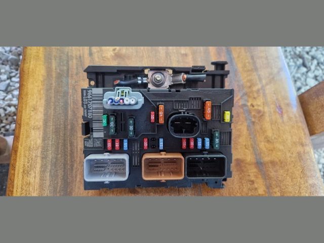 bontott CITROËN C3 Biztosítéktábla Motortér