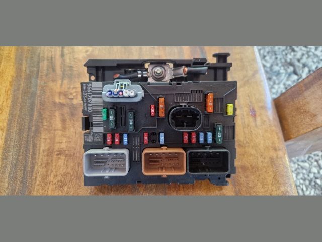 bontott CITROËN C3 Biztosítéktábla Motortér