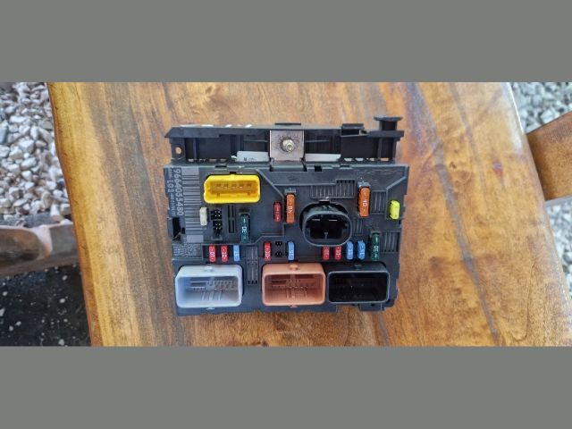 bontott CITROËN C3 Biztosítéktábla Motortér