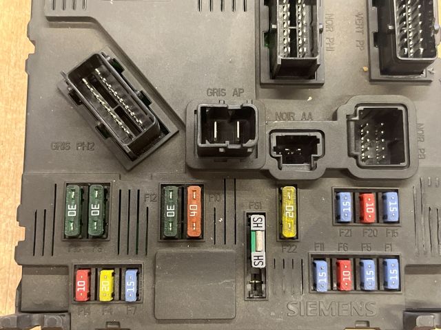 bontott CITROËN C3 Biztosítéktábla Utastér