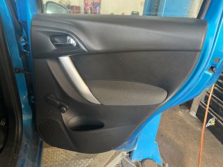 bontott CITROËN C3 Csomagtérajtó Kárpit