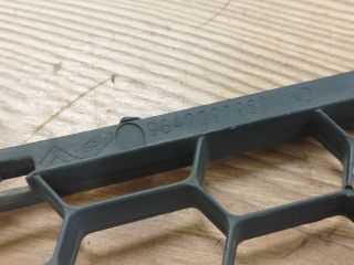 bontott CITROËN C3 Első Lökhárító Alsó Középső Díszrács