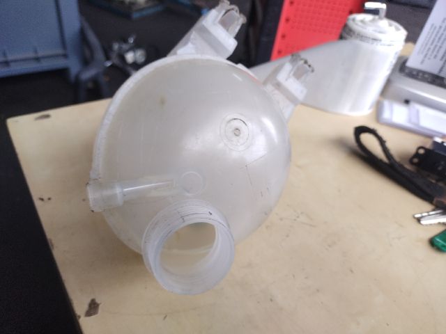 bontott CITROËN C3 III Kiegyenlítő Tartály