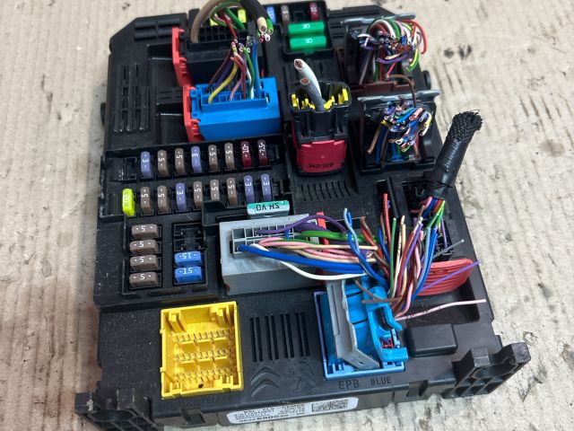 bontott CITROËN C3 III Biztosítéktábla Utastér