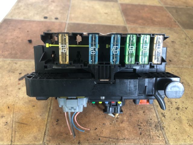 bontott CITROËN C3 PICASSO Biztosítéktábla Motortér