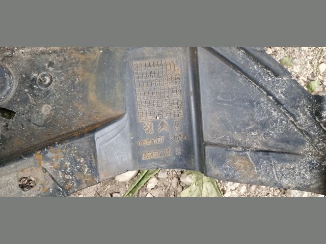 bontott CITROËN C3 PICASSO Bal első Első Dobbetét (Kerékjárati, Műanyag)