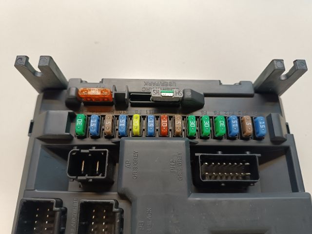 bontott CITROËN C3 PICASSO Biztosítéktábla Utastér