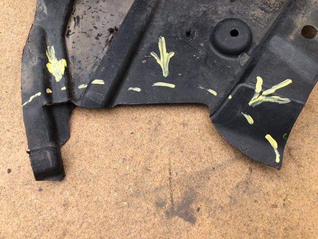 bontott CITROËN C3 PICASSO Jobb első Első Dobbetét (Kerékjárati, Műanyag)