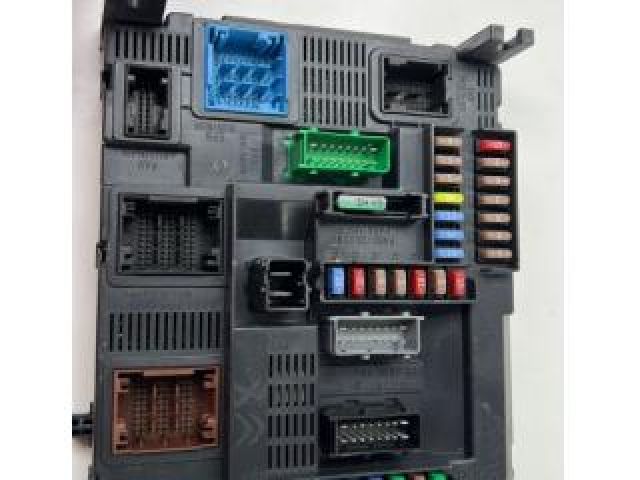 bontott CITROËN C4 CACTUS Biztosítéktábla Utastér