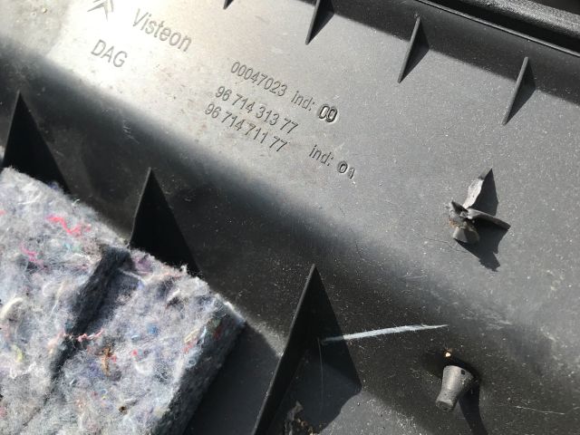 bontott CITROËN C4 Kesztyűtartó