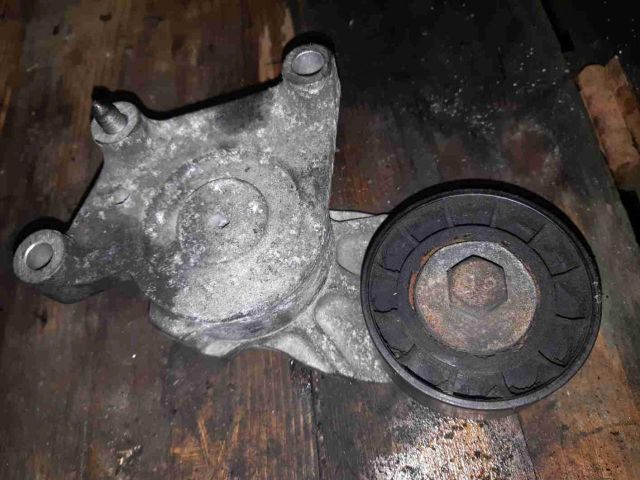 bontott CITROËN C4 PICASSO Szíjfeszítő Görgő