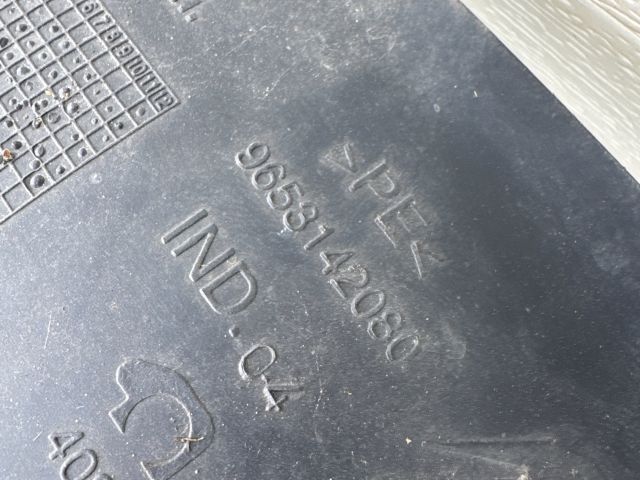 bontott CITROËN C4 PICASSO Bal első Dobbetét (Kerékjárati, Műanyag)