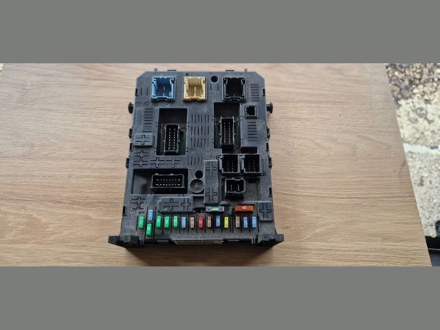 bontott CITROËN C4 PICASSO Biztosítéktábla Utastér