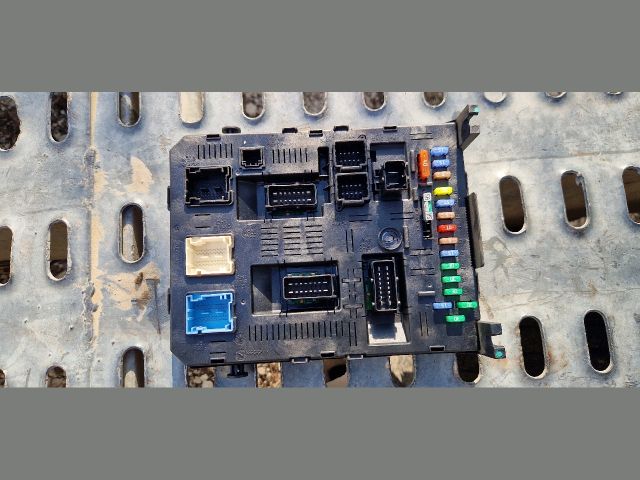 bontott CITROËN C4 PICASSO Biztosítéktábla Utastér