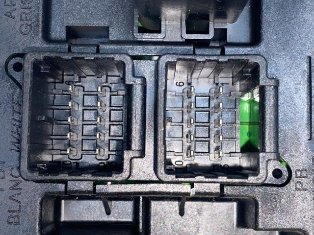 bontott CITROËN C4 PICASSO Biztosítéktábla Utastér