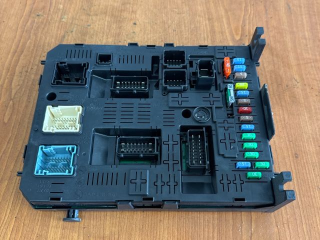 bontott CITROËN C4 PICASSO Biztosítéktábla Utastér