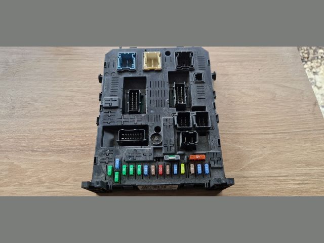 bontott CITROËN C4 PICASSO Biztosítéktábla Utastér