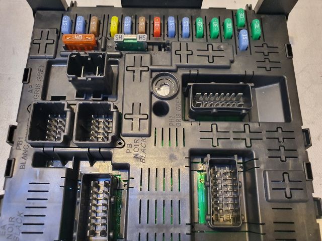 bontott CITROËN C4 PICASSO Biztosítéktábla Utastér