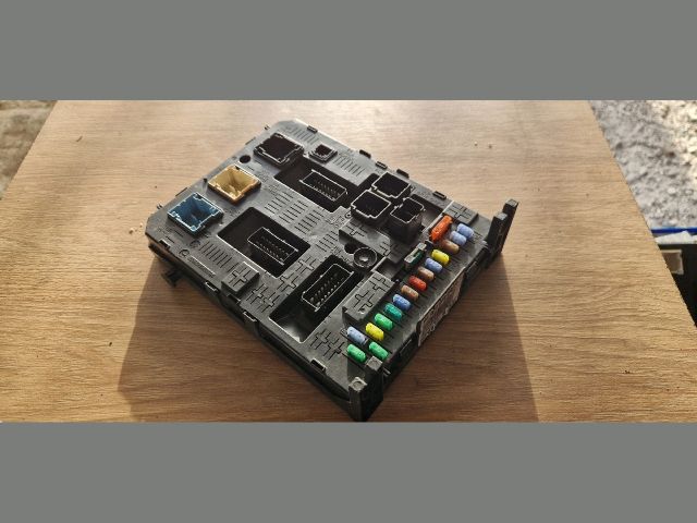 bontott CITROËN C4 PICASSO Biztosítéktábla Utastér