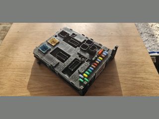 bontott CITROËN C4 PICASSO Biztosítéktábla Utastér