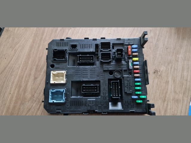 bontott CITROËN C4 PICASSO Biztosítéktábla Utastér