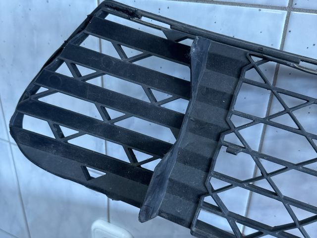 bontott CITROËN C4 PICASSO Első Lökhárító Alsó Középső Díszrács